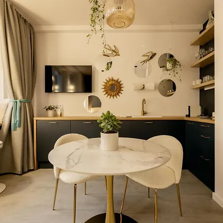 Romantic Hoza Downtown Apartment Warsaw