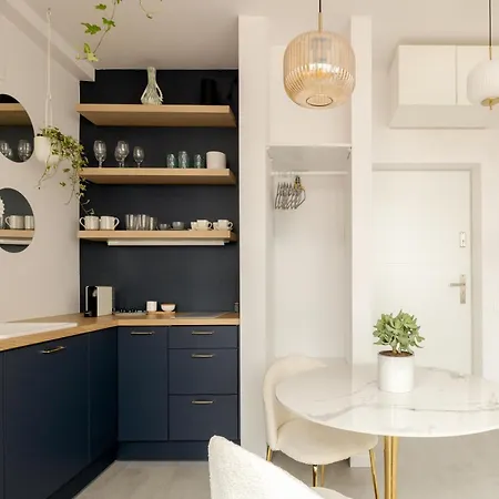 Romantic Hoza Downtown